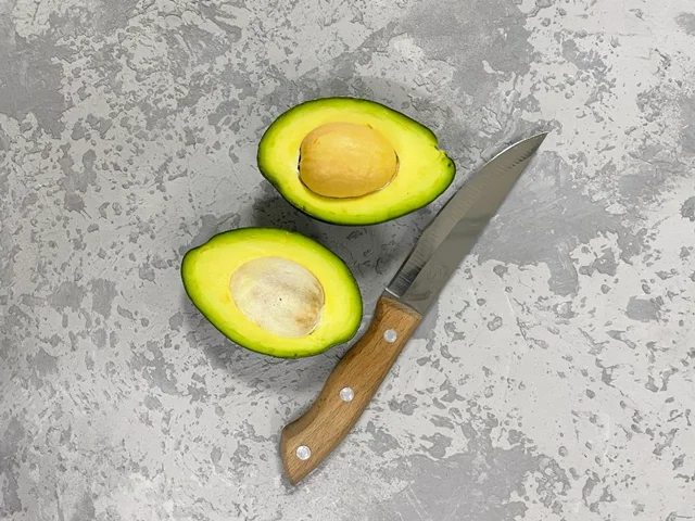 چرا آووکادو باید در سبد غذایی هر کسی باشد؟ فواید باورنکردنی آووکادو برای سلامتی